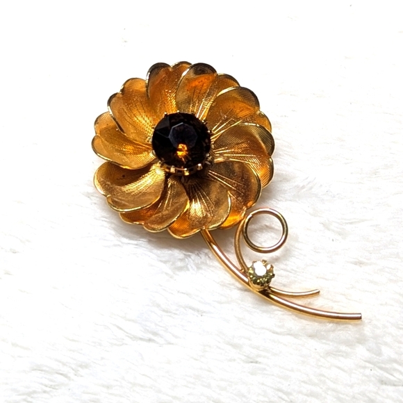 Vintage Goldtone Flower Brooche w/ Amber/Topaz Rhinestone & Yellow Rhinestone - Picture 2 of 6